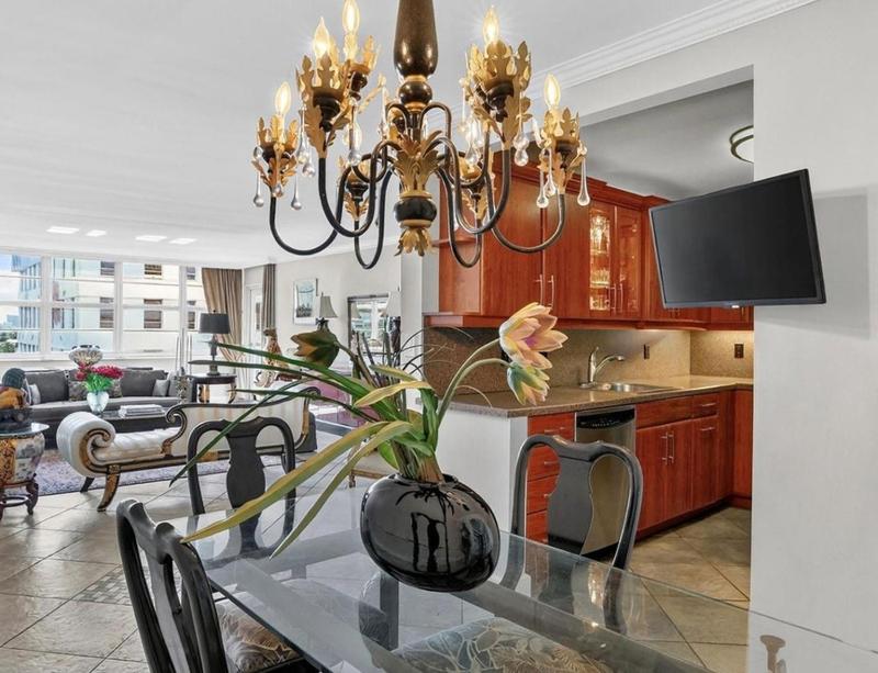 Spacious Two Bedroom Residence with Waterfront Views - image 13