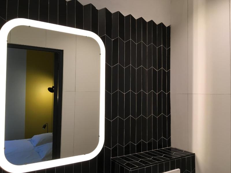 Standard Double Room image 3