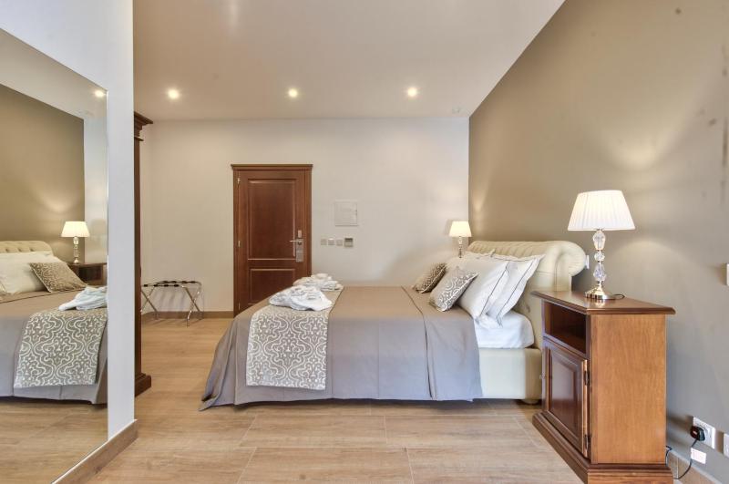 King Suite with Balcony image 4