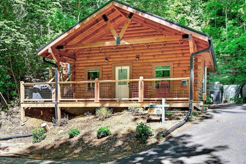 Romantic Getaway for 2 wFree tickets2DollywoodAnakeestaAquariumPrivateHotTub - image 8