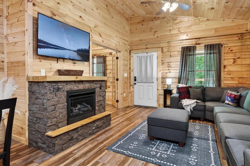 Romantic Getaway for 2 wFree tickets2DollywoodAnakeestaAquariumPrivateHotTub - image 16
