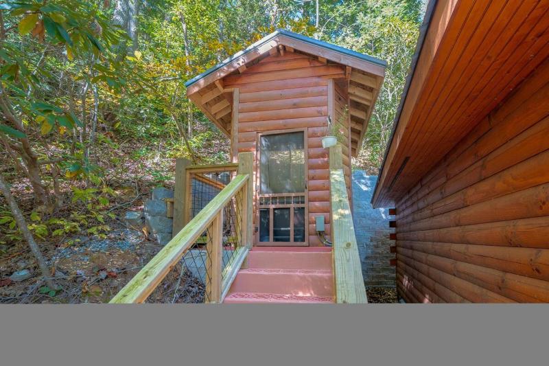 Romantic Getaway for 2 wFree tickets2DollywoodAnakeestaAquariumPrivateHotTub - image 23