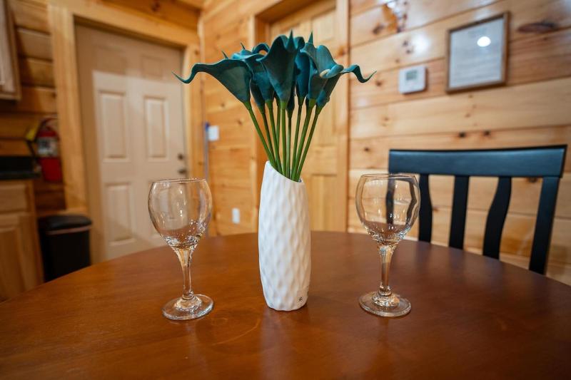 Romantic Getaway for 2 wFree tickets2DollywoodAnakeestaAquariumPrivateHotTub - image 19
