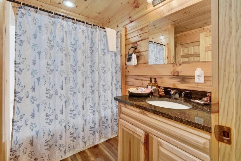 Romantic Getaway for 2 wFree tickets2DollywoodAnakeestaAquariumPrivateHotTub - image 18
