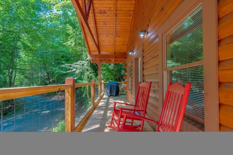 Romantic Getaway for 2 wFree tickets2DollywoodAnakeestaAquariumPrivateHotTub - image 29