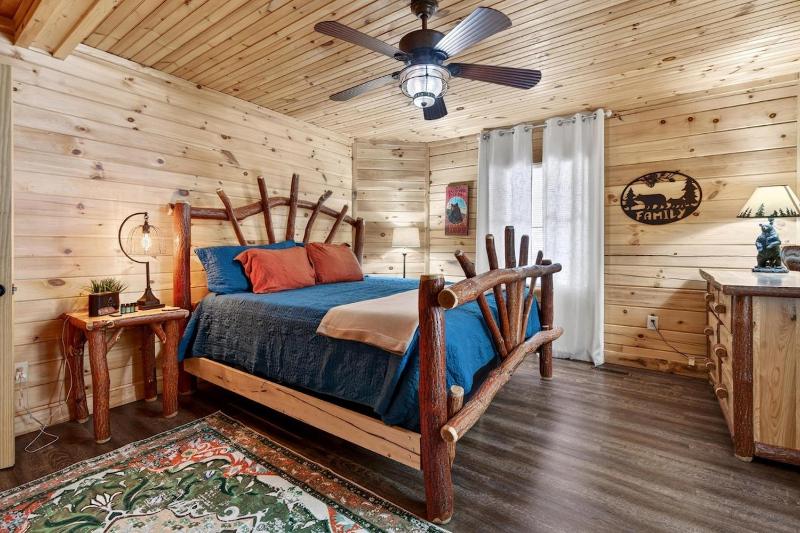 32 Resort Pool Sauna Cold Plunge Hot Tub Arcade Game Room Sleeps 8 - image 33