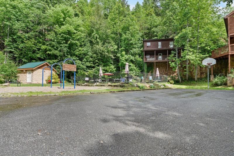 Gorgeous 22 in Gatlinburg wFree Tickts to DollywoodAnakeestaAquariumZipline - image 33
