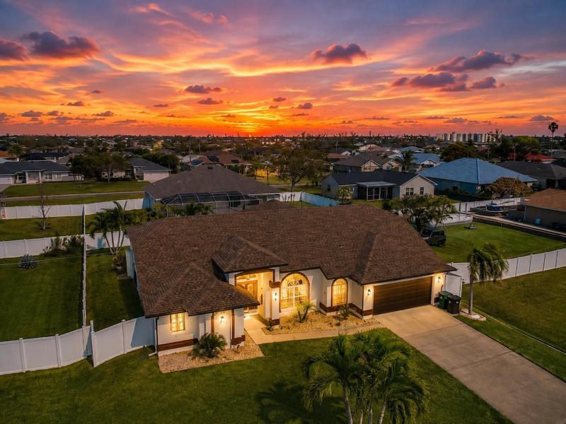 Luxe Cape Coral Villa with Heated Pool Arcade Games - image 21