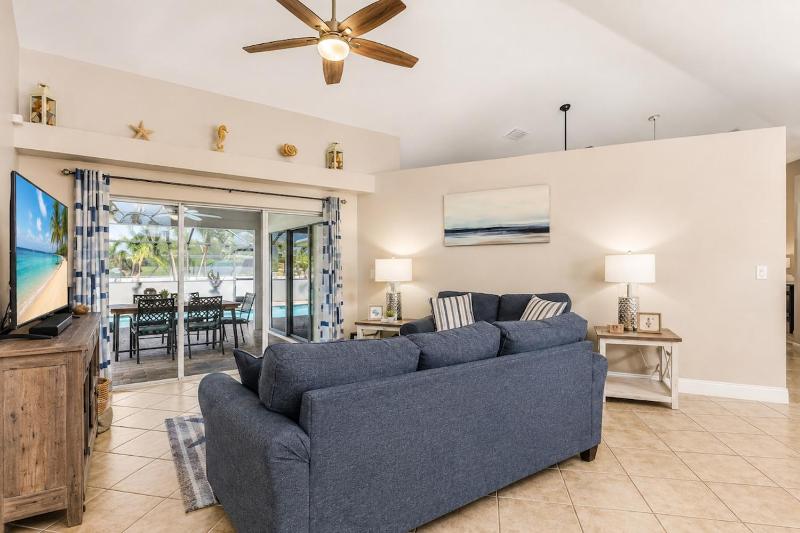 Luxe Cape Coral Villa with Heated Pool Arcade Games - image 22