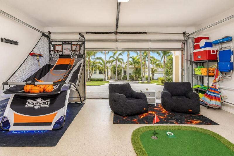 Luxe Cape Coral Villa with Heated Pool Arcade Games - image 36