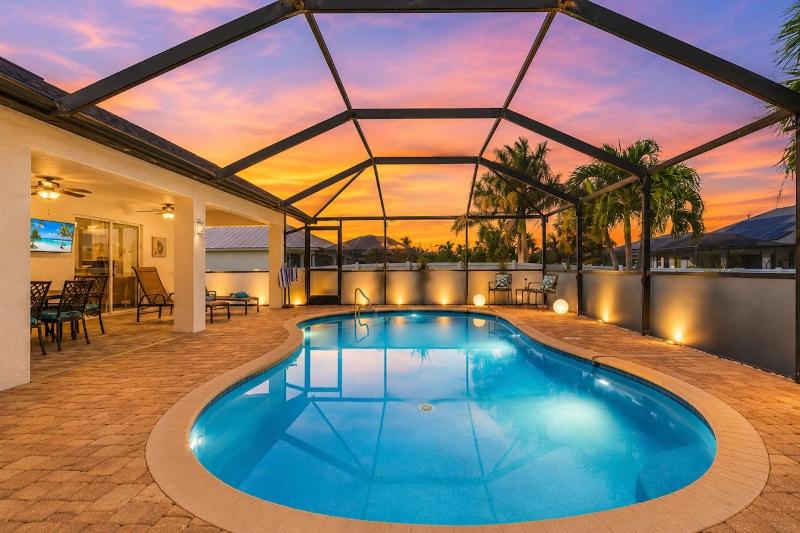Luxe Cape Coral Villa with Heated Pool Arcade Games - image 10