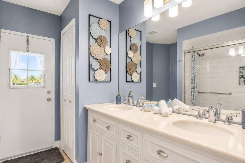 Luxe Cape Coral Villa with Heated Pool Arcade Games - image 6
