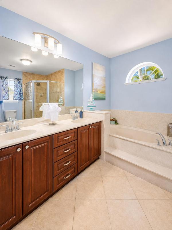 Luxe Cape Coral Villa with Heated Pool Arcade Games - image 5