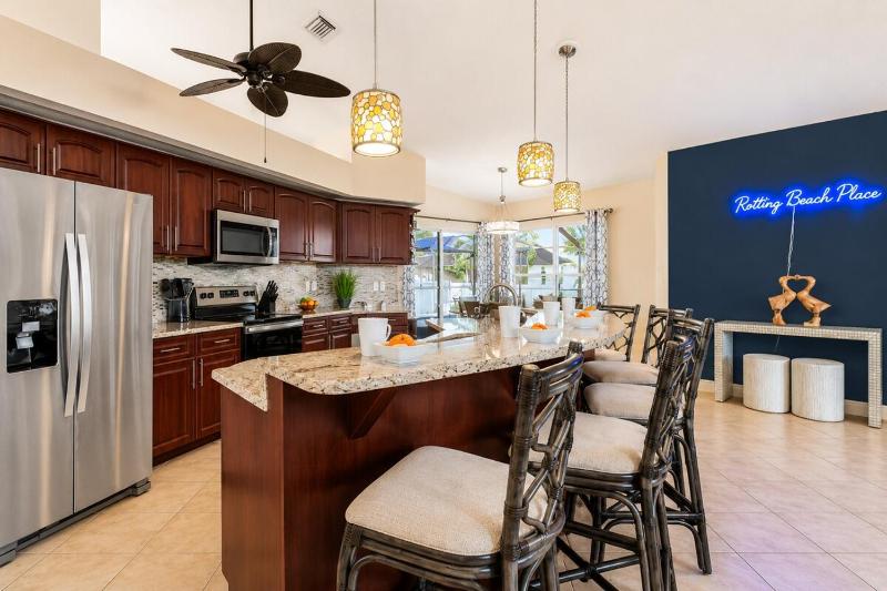 Luxe Cape Coral Villa with Heated Pool Arcade Games - image 17