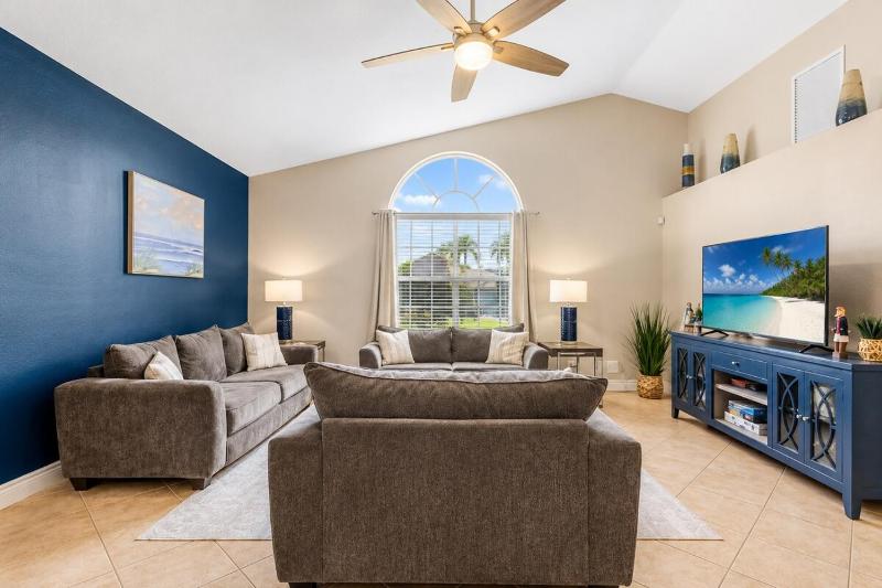 Luxe Cape Coral Villa with Heated Pool Arcade Games - image 4