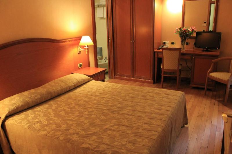 Double Room image 4