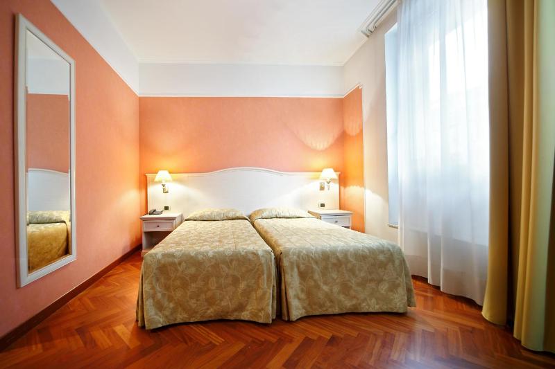 Twin Room image 3