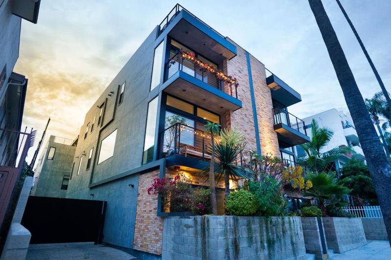 Hollywood Retreat with Rooftop Lounge and Gym - image 1