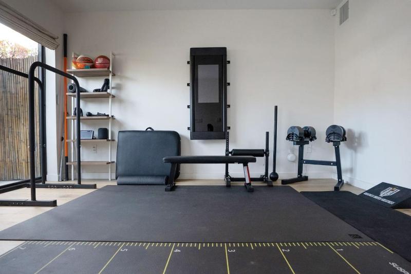 Hollywood Retreat with Rooftop Lounge and Gym - image 3