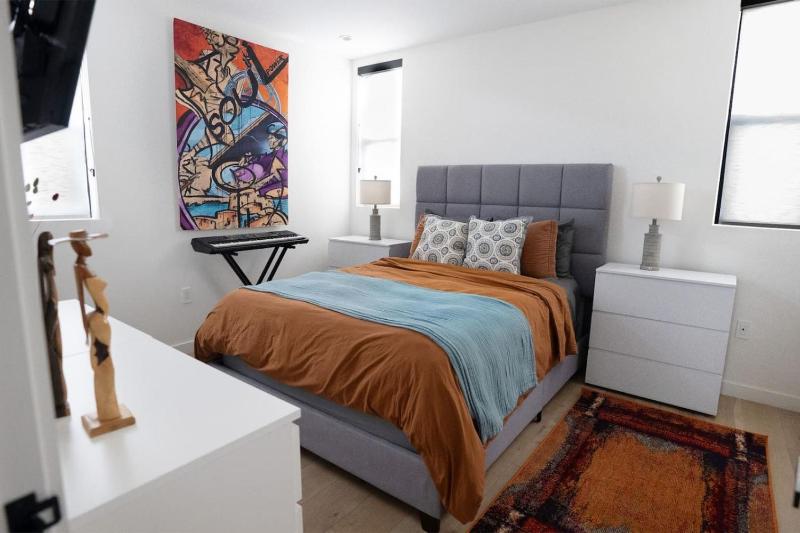 Hollywood Retreat with Rooftop Lounge and Gym - image 13