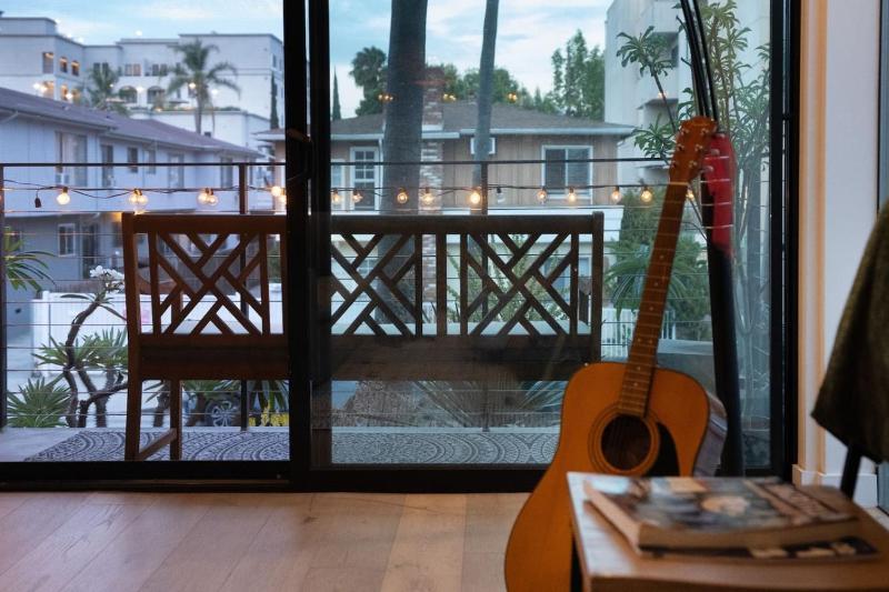 Hollywood Retreat with Rooftop Lounge and Gym - image 10