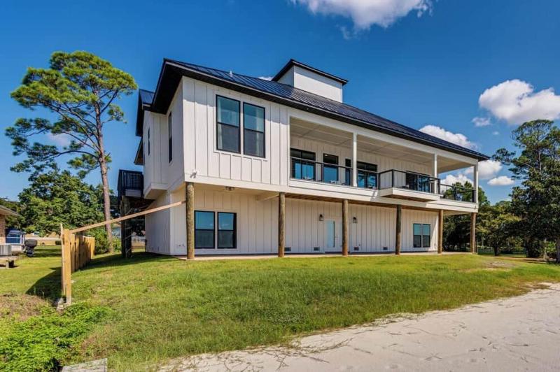 Waterfront Navarre Retreat | Parking | Sleeps 8 - image 10