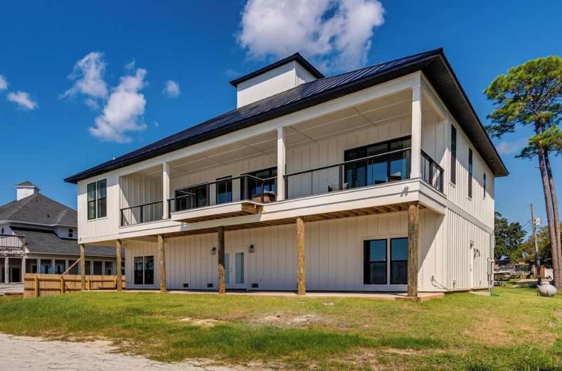 Waterfront Navarre Retreat | Parking | Sleeps 8 - image 3