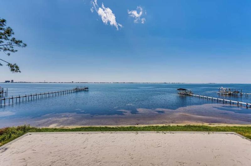 Waterfront Navarre Retreat | Parking | Sleeps 8 - image 25