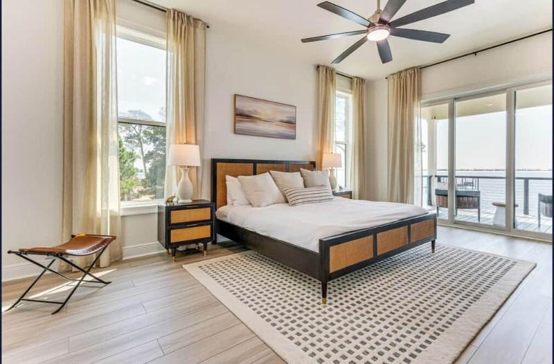 Waterfront Navarre Retreat | Parking | Sleeps 8 - image 31