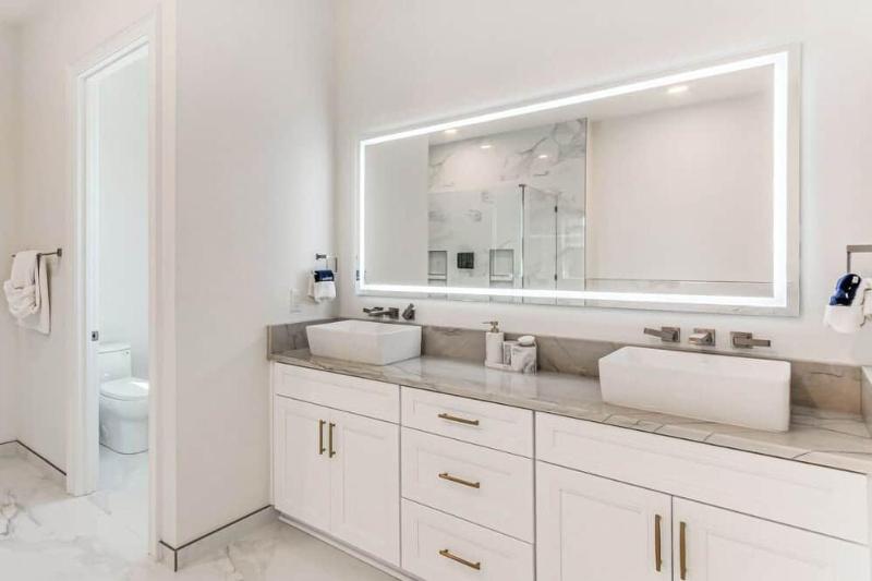 Waterfront Navarre Retreat | Parking | Sleeps 8 - image 8