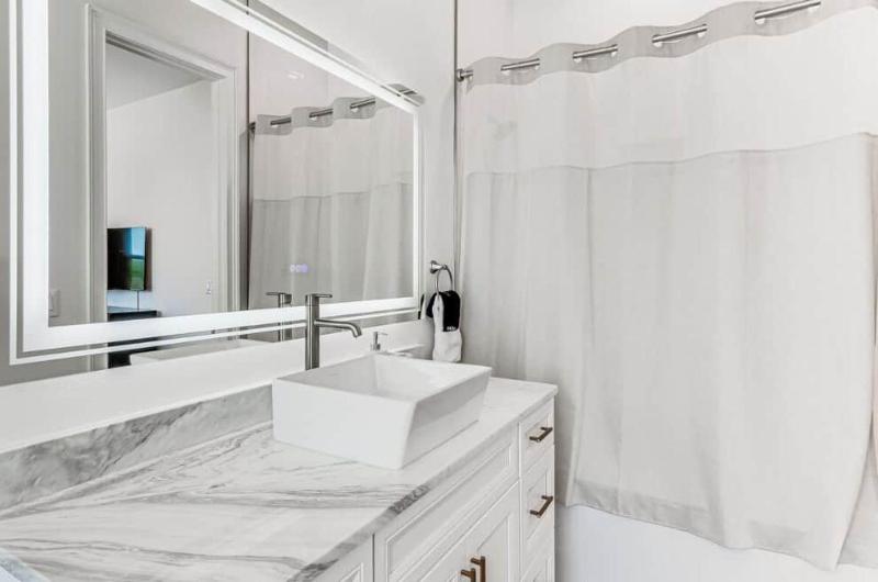 Waterfront Navarre Retreat | Parking | Sleeps 8 - image 2