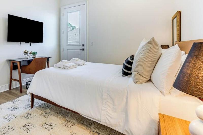 Waterfront Navarre Retreat | Parking | Sleeps 8 - image 24