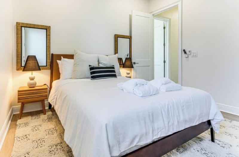 Waterfront Navarre Retreat | Parking | Sleeps 8 - image 21