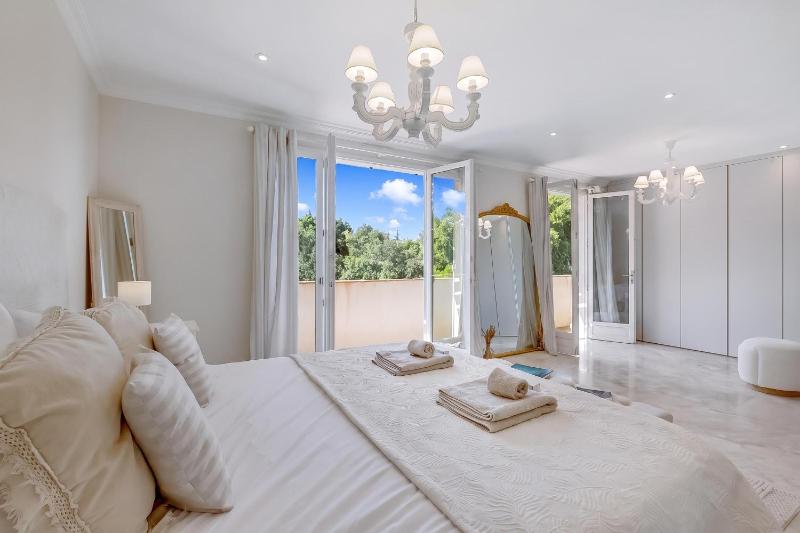 Luxury Villa Vallon - Private Heated Pool - image 7
