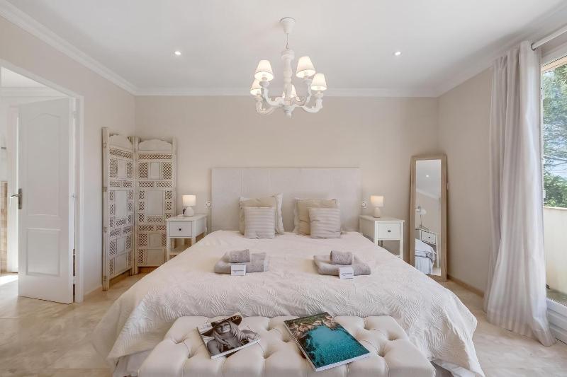 Luxury Villa Vallon - Private Heated Pool - image 11