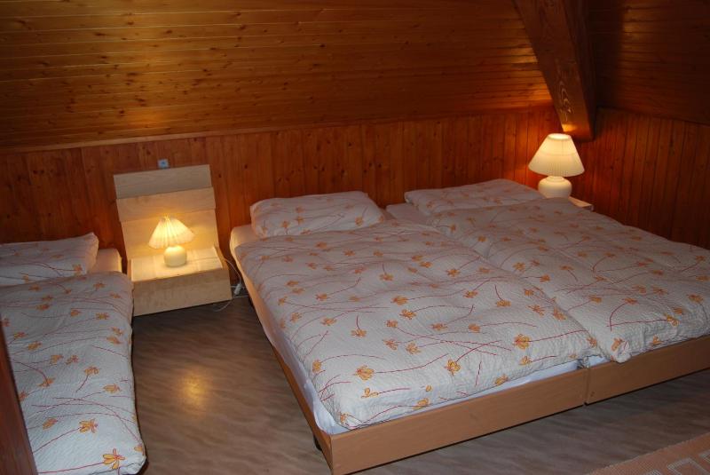Triple Room with Shared Bathroom image 1