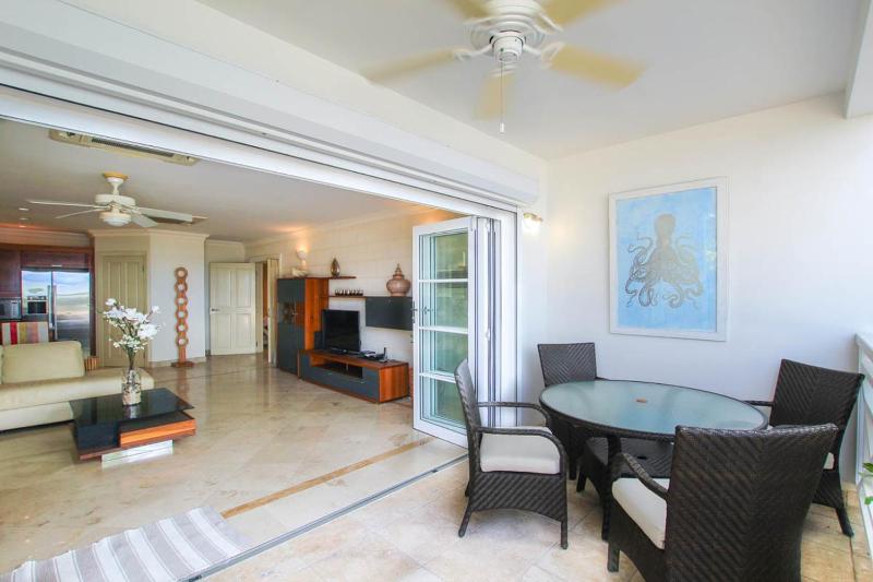 Beachfront luxury modern 2-bed apt with pool - image 8