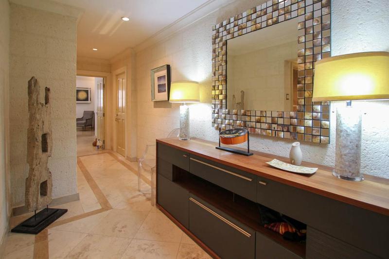 Beachfront luxury modern 2-bed apt with pool - image 10