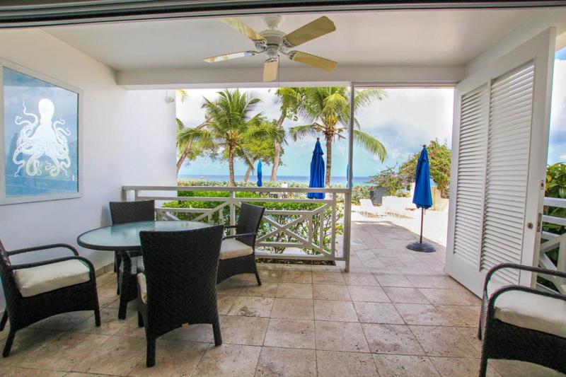 Beachfront luxury modern 2-bed apt with pool - image 6