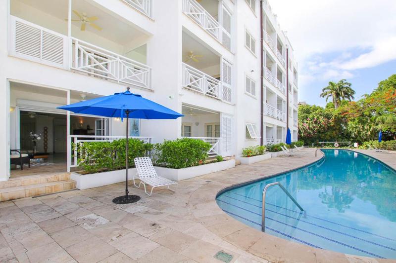 Beachfront luxury modern 2-bed apt with pool - image 16