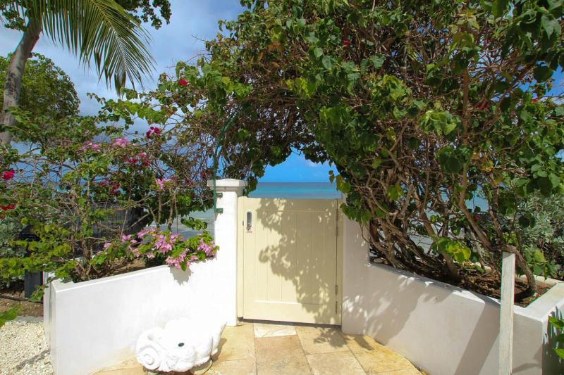 Beachfront luxury modern 2-bed apt with pool - image 15