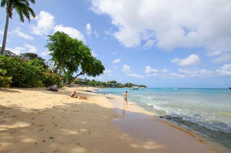 Beachfront luxury modern 2-bed apt with pool - image 12