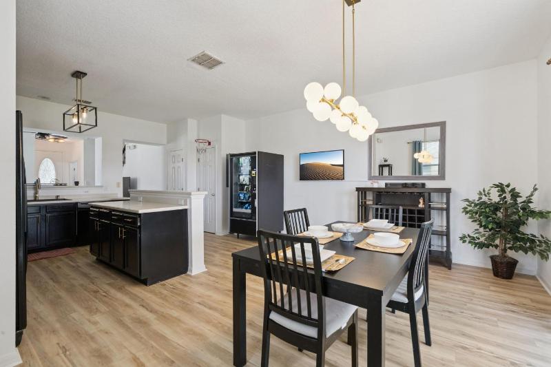 New Listing! - 10 Mins to Disney! - image 12