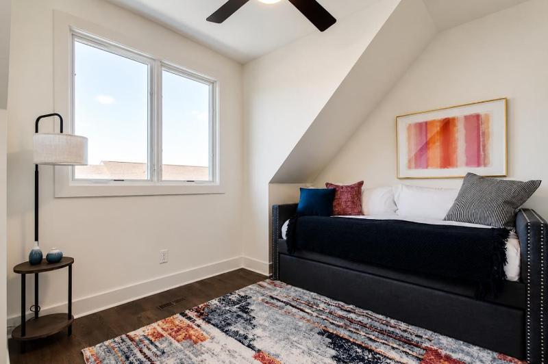 New Build West End Oasis Skyline Views - image 9
