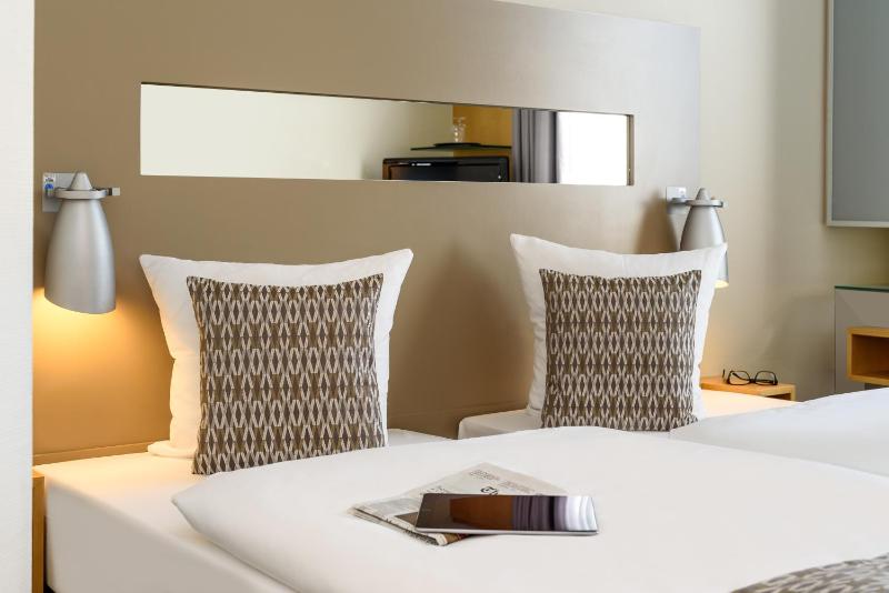 Standard Twin Room image 2