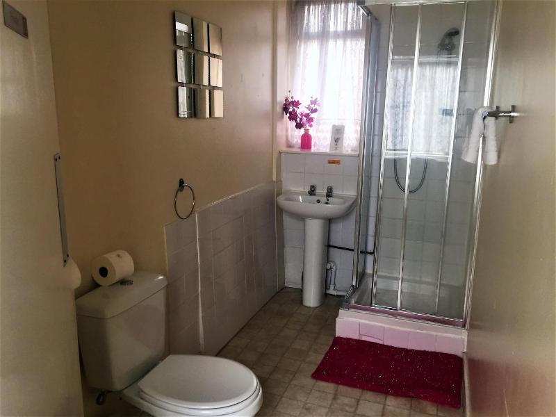 Small Twin Room with Private Bathroom image 1