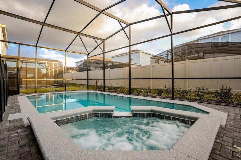 Windsor Island Oasis - image 15
