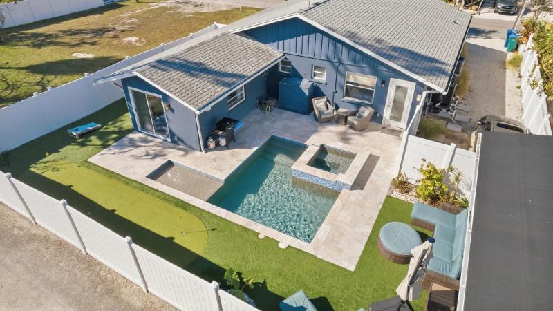 Sea Salt & Sunny Days Pool Spa Putting Green by Anna Maria Life Vacation Rentals - image 1