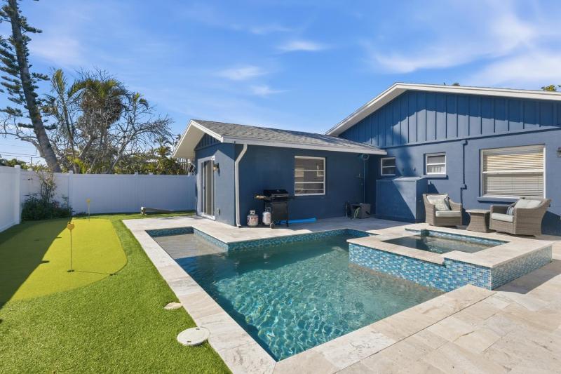 Sea Salt & Sunny Days Pool Spa Putting Green by Anna Maria Life Vacation Rentals - image 17