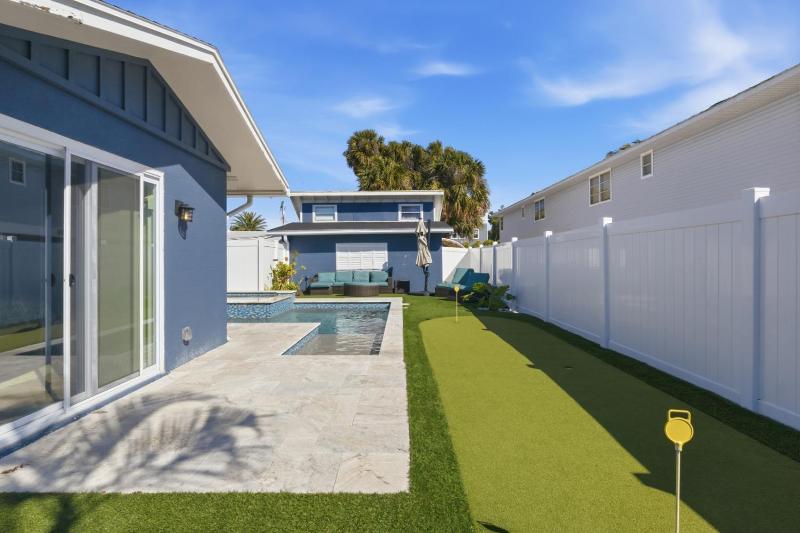 Sea Salt & Sunny Days Pool Spa Putting Green by Anna Maria Life Vacation Rentals - image 3